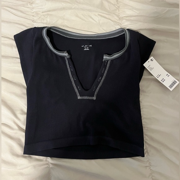 A black cropped t-shirt - Picture 2 of 6